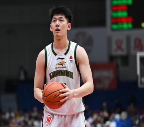 14分鐘0出手，2米14大個(gè)子僅搶1板，球迷：這就是韓德君接班人