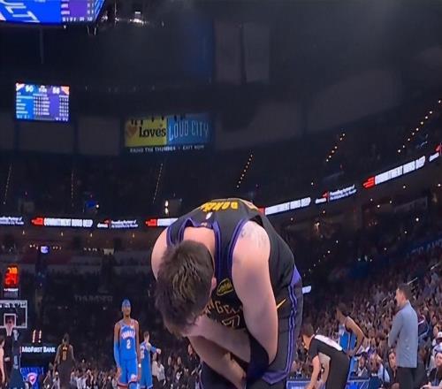 雪上加霜，湖人潰敗，里夫斯和東契奇受傷，季后賽成香餑餑