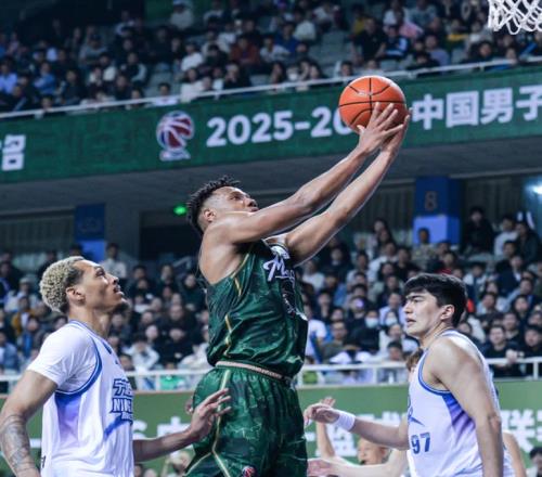 600萬這么好賺6中0靠罰球撿4分，球迷：也就長得像外援，能唬人