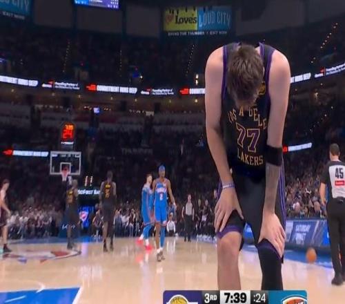 輸了比賽又折兵！東契奇腿筋拉傷，湖人季后賽前景迷霧重重