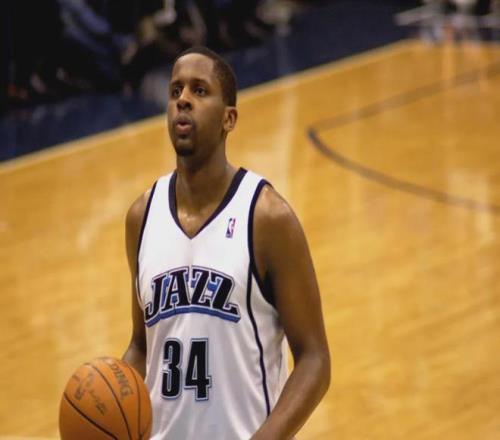 被NBA選中20年后，他重新回到籃球場