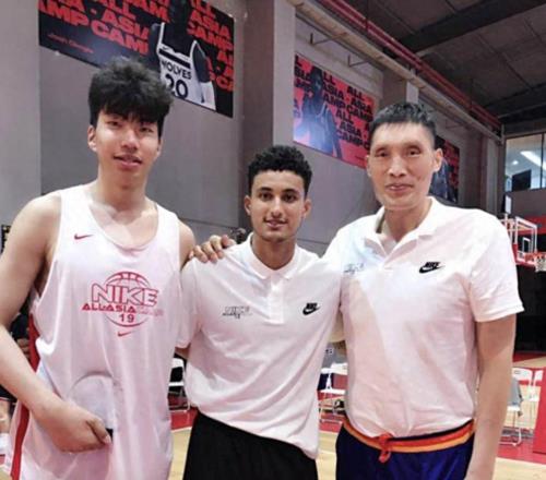 他是男籃名宿，拿過籃板王，如今兒子也進CBA，成為頂級中鋒