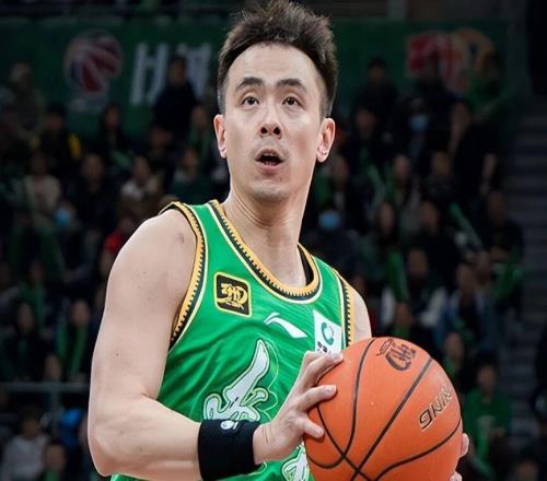 辽宁男篮输球赵继伟低迷北京险胜三将亮眼上海连胜洛夫顿闹情绪