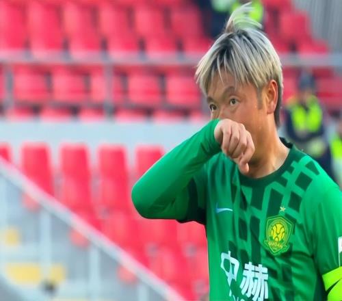 21！北京國安轟然倒下，被遼寧鐵人主場“掀翻”，判罰引發(fā)爭議