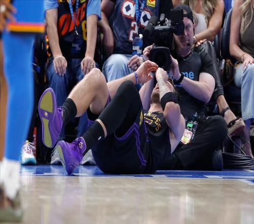 东契奇左腿筋伤势确认，这下没有奇迹了，最后五轮注定充满悬念