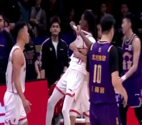 CBA刺激劇情：里勒關(guān)鍵上籃2分晚安慶祝深圳小外援踩線三分反絕殺