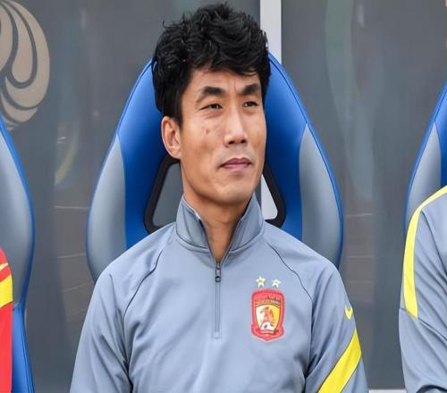 當(dāng)劉世博本輪低級失誤導(dǎo)致丟球！誰看到鄭智在干什么，讓球迷心疼