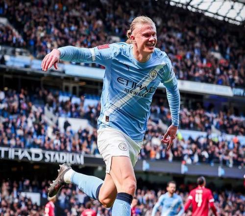 哈蘭德?lián)u擺慶祝！短短8分鐘：點球+頭球轟炸利物浦2次送禮