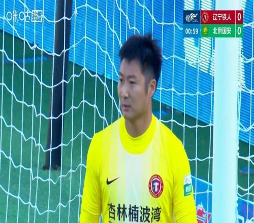 中超判罰引熱議！韓镕澤開(kāi)賽32秒禁區(qū)外手球，為何沒(méi)被紅牌罰下