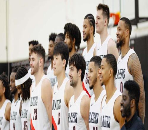 開拓者拍全家福！克林根C位楊瀚森在他身旁昔日老大利拉德站角落