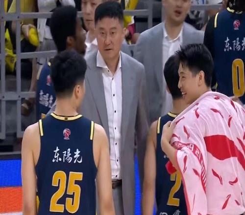 廣東男籃20分大勝衛(wèi)冕冠軍，徐杰8+6+11奎因25+8+7，胡金秋低迷