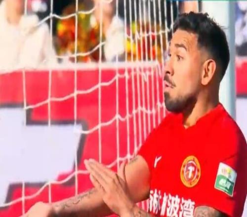 中超爭議判罰！孔特手球送點，復(fù)刻馬德魯加，國安球員集體不滿