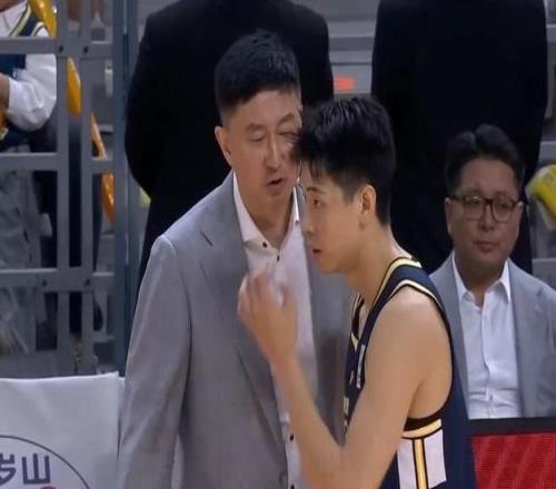 杜鋒：薩林杰拉傷影響排兵布陣崔永熙頂四號(hào)位贏下來非常不容易