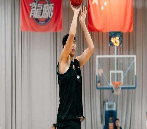 廣州外教如何培養(yǎng)徐昕每天投250記三分，按NBA球員的標(biāo)準訓(xùn)練