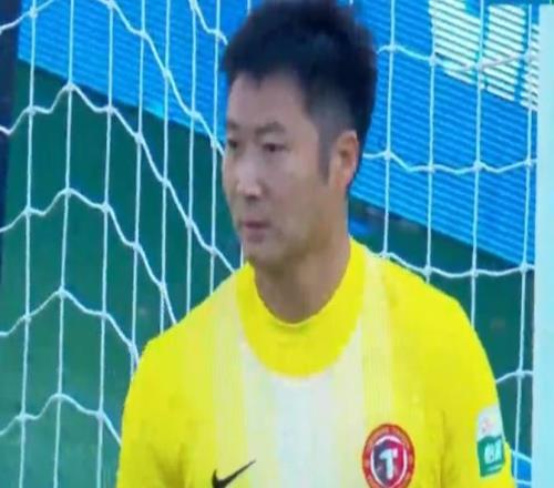 中超巨大爭議！韓镕澤35秒手球逃紅，國安球員不滿，媒體人熱議