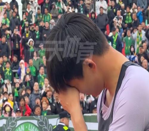 京媒：國安客場不敵遼寧鐵人，門將張健智謝場時(shí)落淚