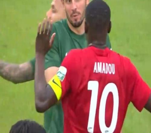 中超激烈沖突！遭爆鏟后米神暴怒，大罵李鎮(zhèn)全，20人互相推搡