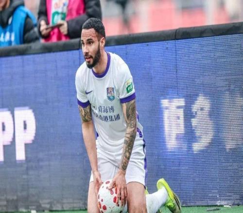 津門虎賽季首球！謝蒂內(nèi)點球破門，破134天球荒，全隊瘋狂慶祝