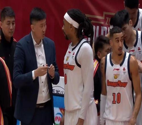 廣東男籃突遭打擊，12+8內(nèi)線大將右腿肌肉拉傷，或休息二到三周