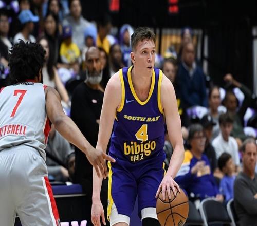 進(jìn)攻端終于回暖了，但湖人側(cè)翼新星卻也出現(xiàn)了離譜的8次失誤