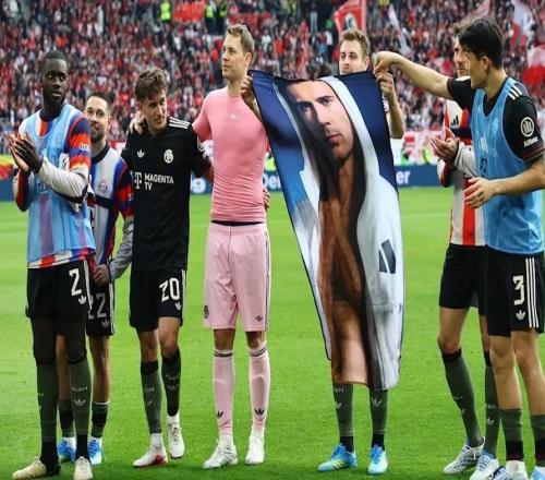 战胜弗赖堡后，格纳布里穿了条印满格雷茨卡头像的泳裤庆祝