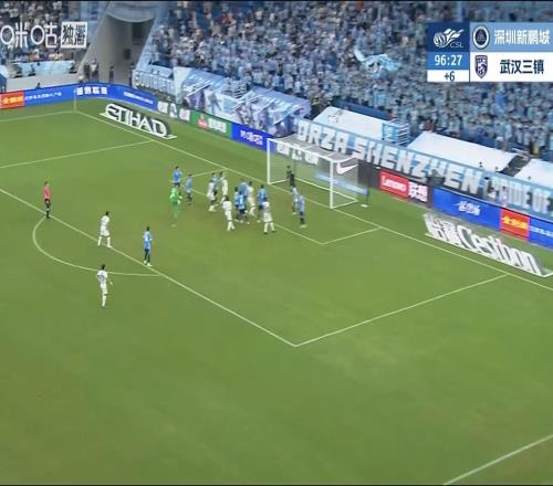 這是何意三鎮(zhèn)補時落后2球，門將方鏡淇角球沖到門前爭頂
