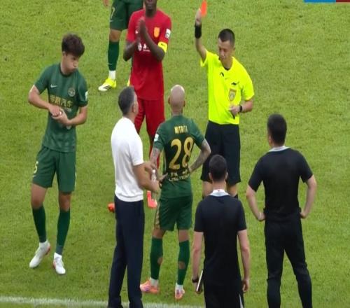 中超又一名場面！米神揪發(fā)染紅，媒體人熱議：心態(tài)炸了裁判太差