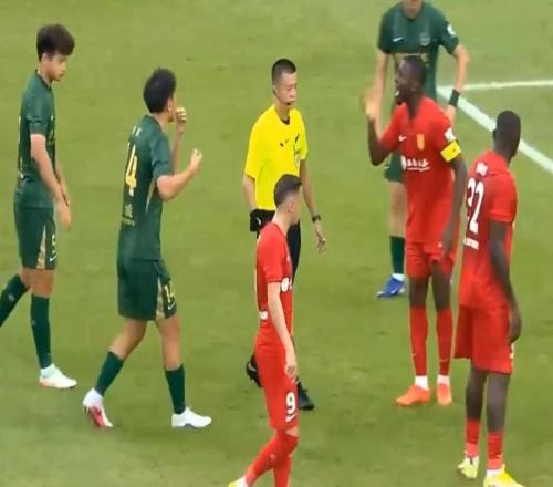 中超罕見一幕！比賽進(jìn)行中隊(duì)醫(yī)沖入場(chǎng)，主裁遭炮轟：掌控力太差