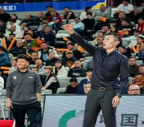 新疆輸球季后賽渺茫！媒體賽后透露：劉煒下課原因，內(nèi)部團(tuán)體矛盾