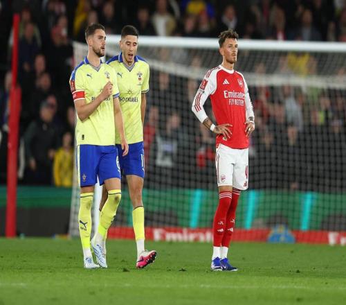 13天连丢2冠阿森纳球迷怒冲官推：可悲+羞耻的掉链子队塔帅滚蛋