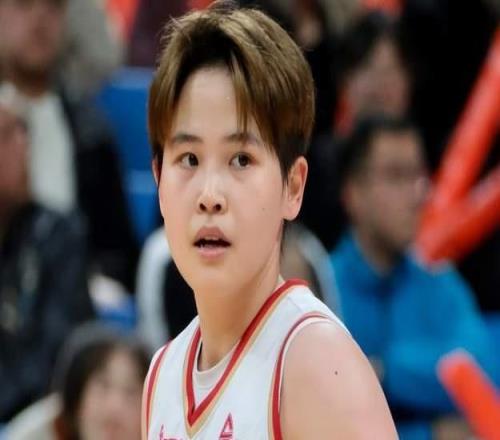 女籃27歲王牌崛起，外線神準(zhǔn)，獲3屆三分王，宮魯鳴帶她當(dāng)奇兵