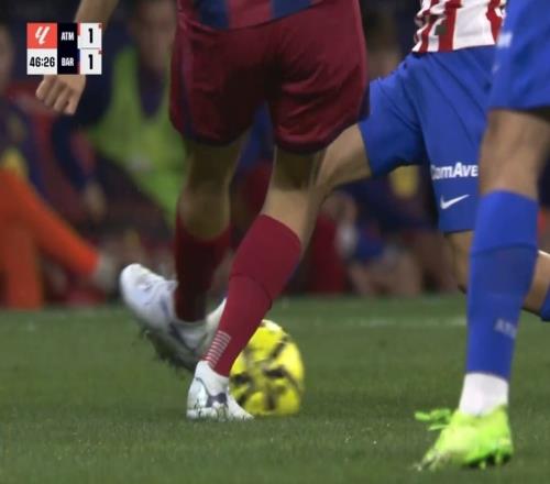 爭(zhēng)議巴薩中衛(wèi)蹬踏染紅卻獲改判！西蒙尼暴怒揮手，馬競(jìng)官方質(zhì)問(wèn)