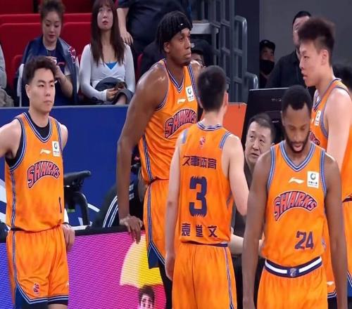 16連勝！上海男籃39分大勝，閆鵬飛21+7劉禮嘉11分，姜偉澤11中3