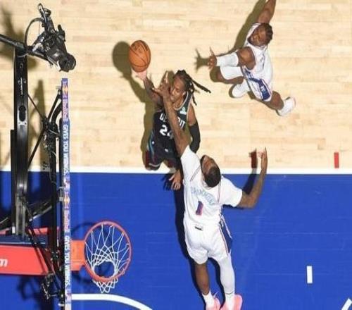 詹金斯14助攻率全隊(duì)七人得分上雙活塞勝76人