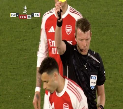 上頭了馬丁內(nèi)利因推搡裁判被出示黃牌