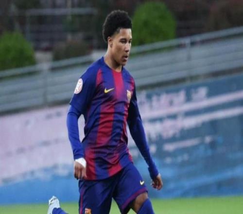 世體：巴薩16歲小將阿杰伊在比賽中撞上球場外圍墻，手腕骨折