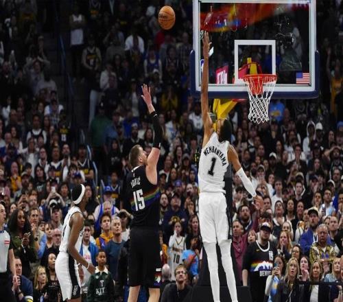 有趣，馬刺隊文班亞馬在輸給掘金的比賽中感到快樂