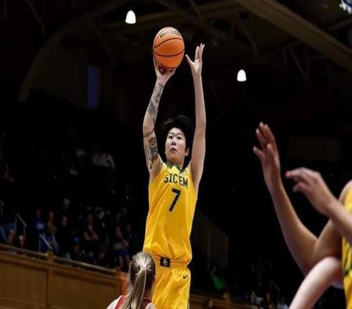 下個(gè)月回國！女籃留洋新星，21歲，3分穩(wěn)準(zhǔn)，宮魯鳴敢重用她嗎