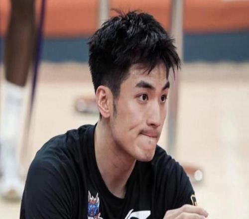 記者：于德豪訓(xùn)練中扭傷膝蓋，將缺席今晚對(duì)陣廣東的比賽