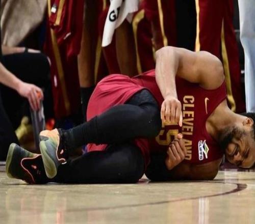 驚險(xiǎn)！米切爾砍38分后崴腳，會影響他季后賽嗎