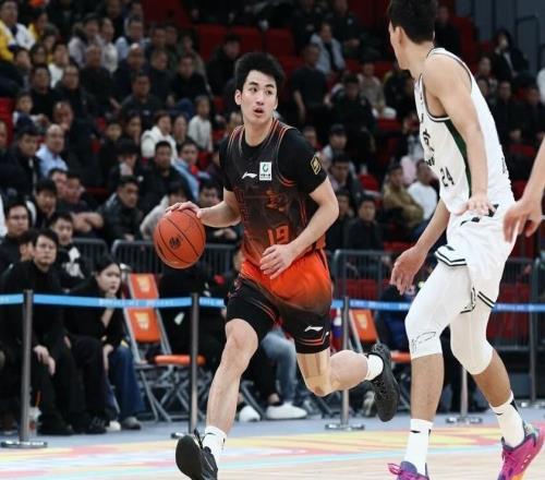 山東男籃迎戰(zhàn)廣東，于德豪意外受傷缺席比賽，三大內(nèi)線是爭勝關(guān)鍵