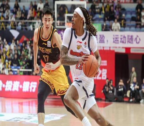 廣東第一混子外援出現(xiàn)！場均8分還拿500萬大合同，杜鋒忍無可忍