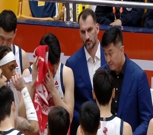 身體狀態(tài)不佳！廣東爭議小外援8中1硬仗隱身杜鋒罕見提前棄用