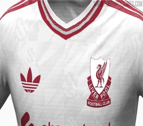 利物浦下賽季客場球衣曝光：白衣紅邊，復(fù)古隊(duì)徽致敬1970年代
