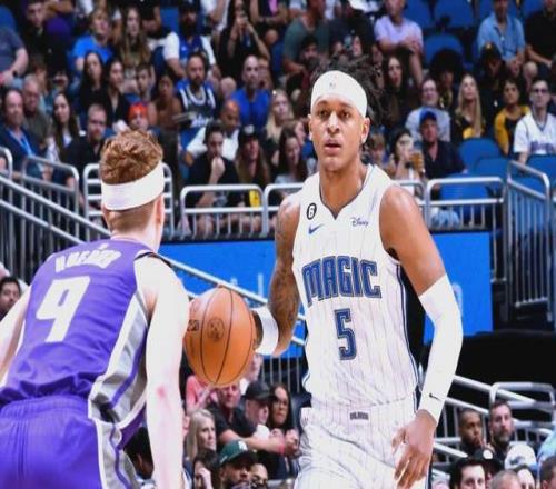 從1換7被嘲諷為笑柄，到變成球隊(duì)核心，連狀元都要給他“打下手”