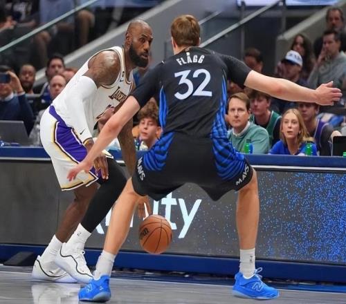 殘陣湖人不敵獨行俠！詹姆斯空砍，賽后四大壞消息纏身前景堪憂