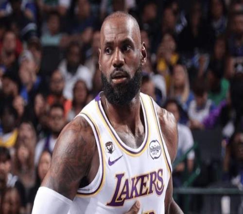 差22歲狀元PK！詹姆斯30+9+15輸弗拉格仍創(chuàng)歷史被頂腹部險受傷