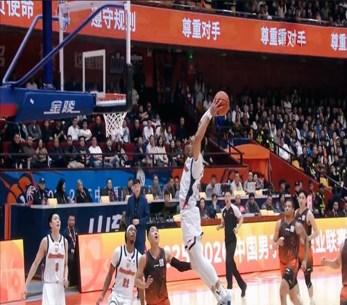 首次亮相5记3分！CBA争4卡位战：广东完败山东，徐杰3度遭调侃！