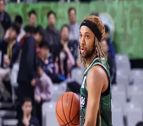 同曦弊端盡顯！王世龍第三節(jié)應(yīng)變慢，帕克郭昊文齊爆關(guān)鍵球真不行