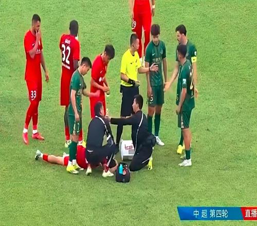 鬧??！中超裁判回歸首秀翻車，薅頭發(fā)視而不見(jiàn)，隊(duì)醫(yī)進(jìn)場(chǎng)判界外球
